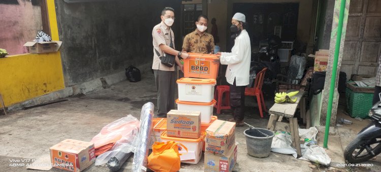 Pemberian bantuan logistik rumah kebakaran