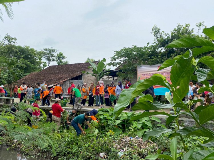 Gerakan Bersih-bersih Sungai desa Jimbung dan Kadibolo