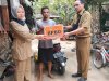 Penyerahan bantuan Logistik Kepada Keluarga Relawan Luka Bakar Saat Tangani Karhutla di Krikilan, Bayat