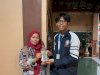 Tingkatkan Kesiapsiagaan Masyarakat, Mahasiswa KKN Reguler Undip Pasang Stiker Nomor Darurat di Desa Karanglo, Kecamatan Polanharjo