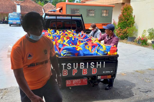 Penyaluran bantuan logistik bagi Pedagang kaki lima ( PKL )