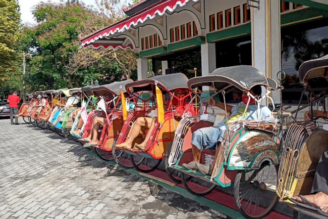 Penyerahan Bantuan Sembako kepada Tukang Becak