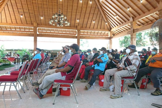 silaturahmi Bupati Klaten dan forkompimda dengan relawan pemulasaraan jenazah covid-19 di Rumah Dinas Bupati Klaten. -