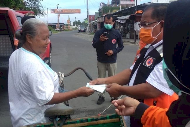 melakukan sosialisasi PHBS, penyemprotan desinfektan dan pembagian masker