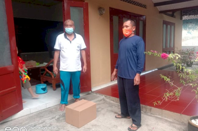 Pemberian sembako bagi warga Isolasi Mandiri