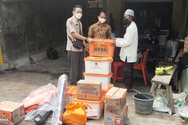 Pemberian bantuan logistik rumah kebakaran