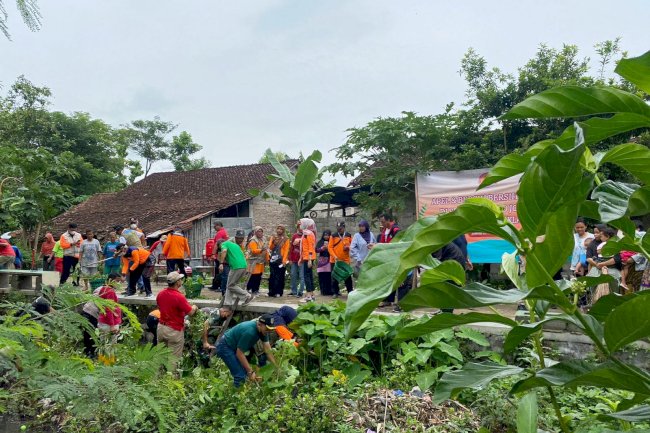 Gerakan Bersih-bersih Sungai desa Jimbung dan Kadibolo