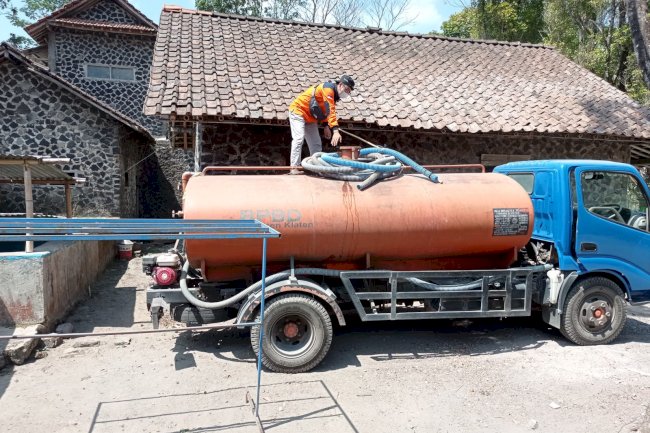 Dampak Kekeringan, BPBD Kabupaten Klaten Distribusikan Air Bersih 8 Tangki di desa Tlogowatu kecamatan Kemalang
