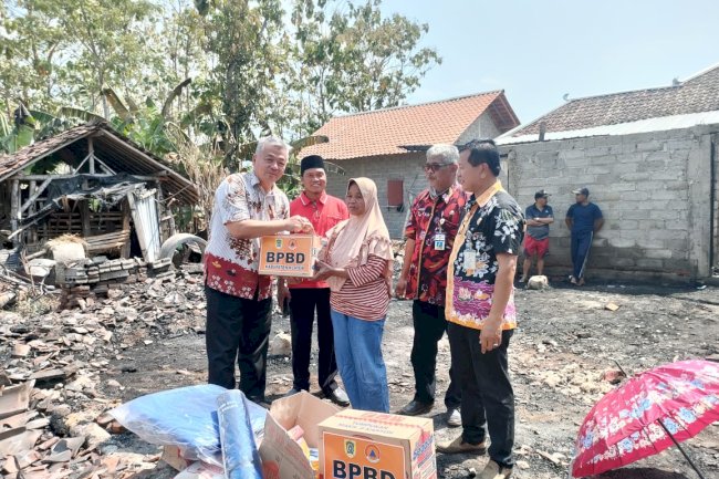 Plt. Kalak BPBD Kabupaten Klaten Tinjau Lokasi Kebakaran Serta Memberikan Bantuan Kepada Korban Kebakaran