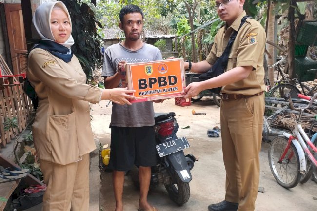 Penyerahan bantuan Logistik Kepada Keluarga Relawan Luka Bakar Saat Tangani Karhutla di Krikilan, Bayat