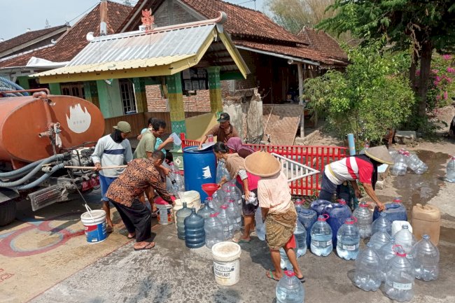 Kemarau Panjang, Warga di desa Tumpukan kecamatan Karangdowo Antre Dapatkan Air Bersih