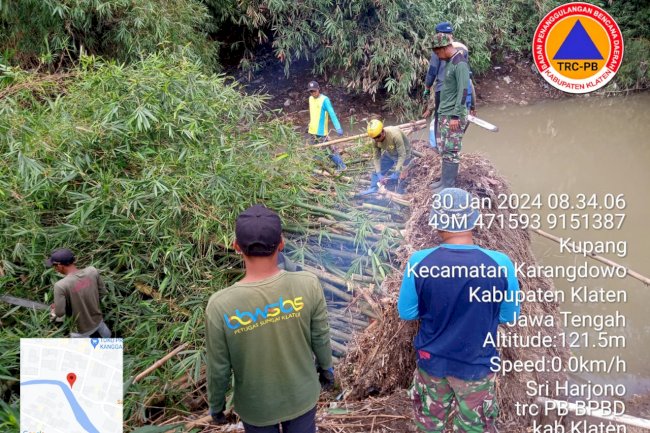 Giat Gotong Royong Pembersihan Rumpun Bambu Longsor ke Sungai Gawe di desa Kupang, kecamatan Karangdowo