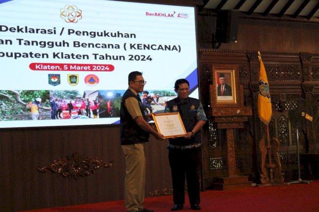 Deklarasikan KENCANA di 26 Kecamatan, Bupati Klaten Menerima Penghargaan dari Kemendagri