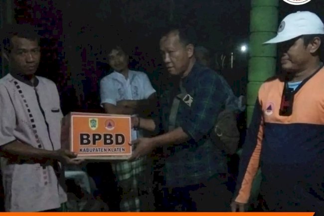 Penyerahan Bantuan Logistik Kepada Korban Terdampak Rumah Roboh di desa Mayungan, kecamatan Ngawen