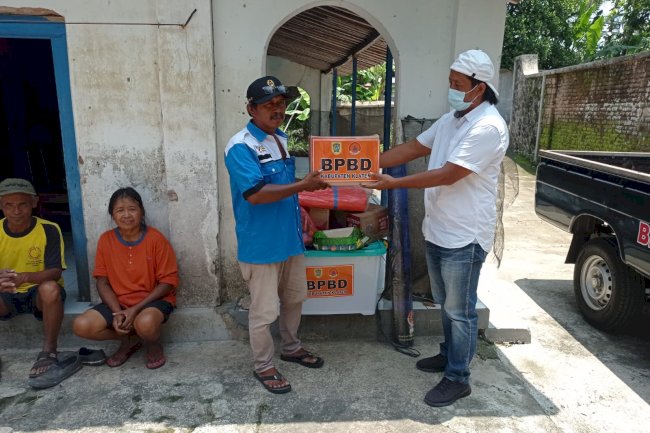 BPBD Klaten Serahkan Bantuan Logistik Bagi Korban Rumah Tertimpa Pohon Tumbang