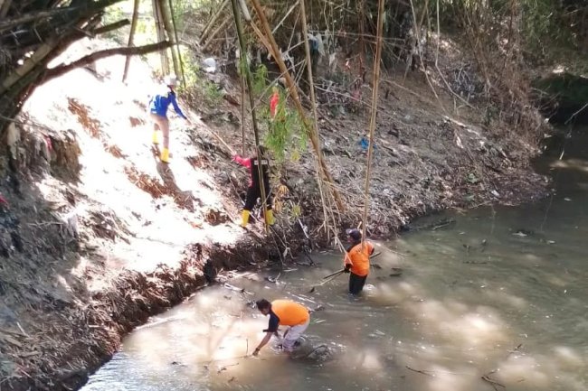 Gotong Royong Bersihkan Aliran Sungai Kuning di desa Ngemplak, kecamatan Kalikotes