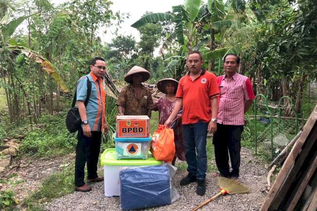 Penyerahan Bantuan Logistik Rumah Roboh di desa Kalikebo, kecamatan Trucuk