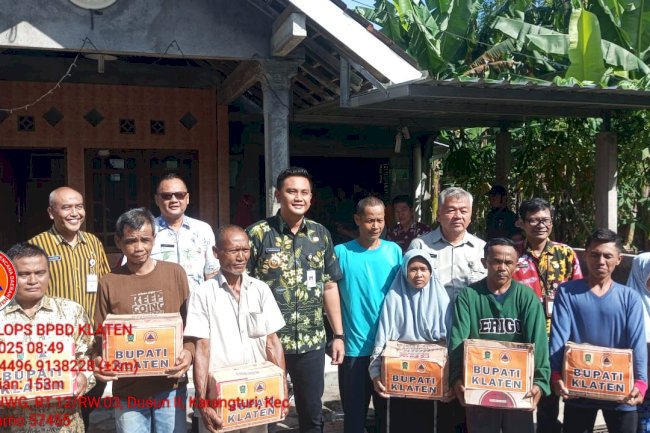 Penyerahan Bantuan Logistik Kepada Warga Terdampak Keracunan Pangan di desa Karangturi, Gantiwarno