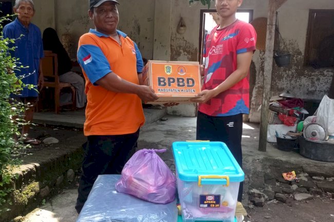 Penyerahan Bantuan Logistik untuk Dapur Rumah Roboh di Gergunung, Klaten Utara
