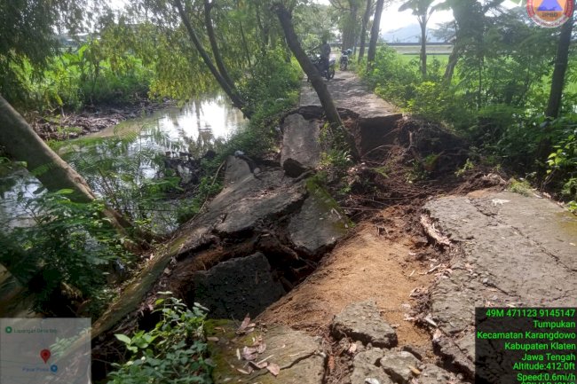 Talud Sungai dan Jalan Longsor Tak Kuat Tahan Luapan Air Sungai di Karangdowo