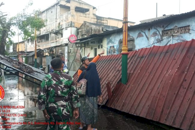 Hujan Deras Disertai Angin Kencang, Atap Teras Rumah Roboh di desa Kebondalem Kidul