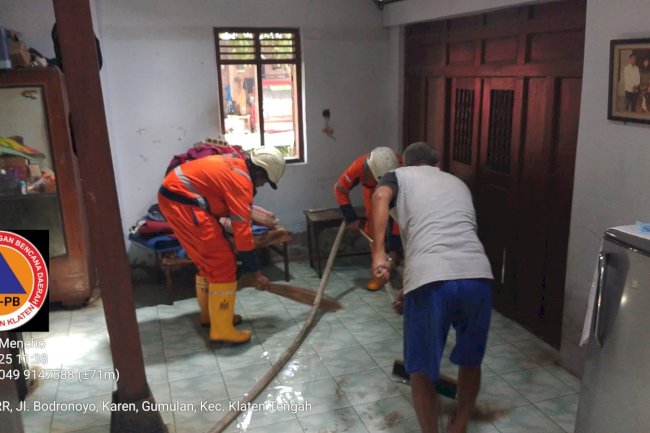 Bersihkan Rumah Warga Pasca Banjir di desa Gumulan, Klaten Tengah