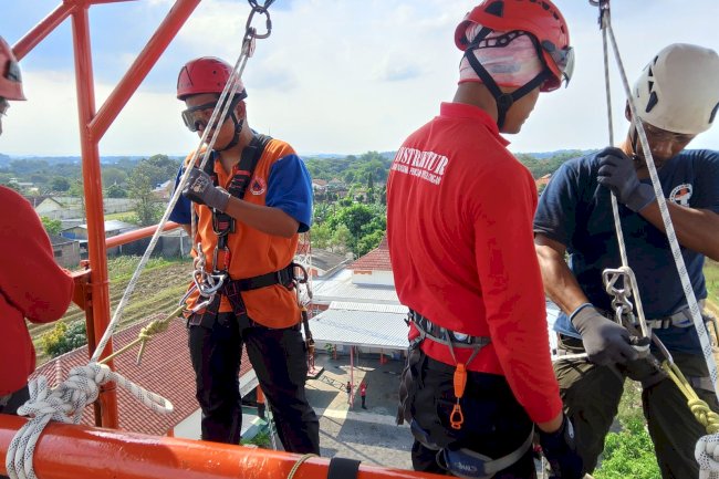 Pelatihan High Angle Rescue Technique (HART) di Kantor BASARNAS Solo