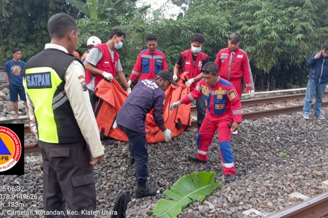 Evakuasi Korban Tertemper Kereta di Perlintasan Rel desa Ketandan, Klaten Utara