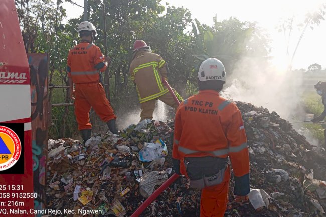 Kebakaran Tumpukan Sampah di TPS 3R di desa Candirejo, kecamatan Ngawen