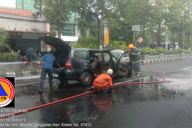 Kebakaran Mobil Pribadi di Jalan Pemuda, Mlinjon (Samping Tugu Adipura)