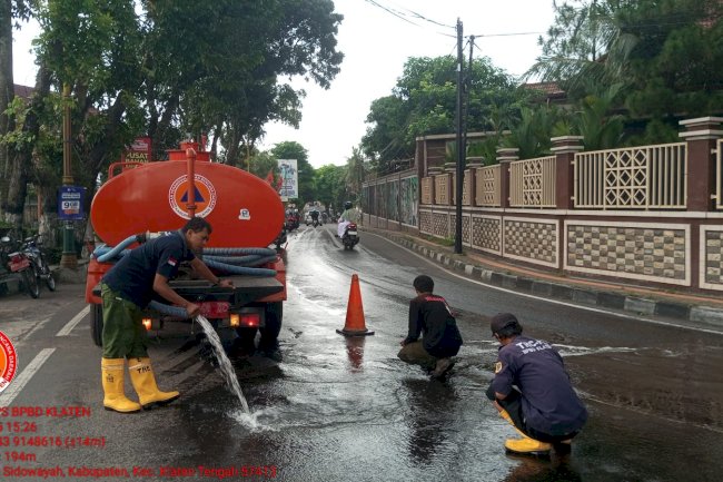 Pembersihan Tumpahan Solar di Tikungan Sidowayah (Depan Masjid Ar-Rohmah AAM) Klaten Tengah, Klaten