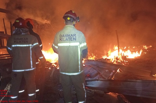 Kebakaran Rumah Semi Permanen dan Kandang di Desa Jambu Kulon, Kecamatan Ceper