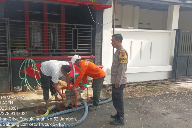 Penyemprotan Saluran Air Sarang Nyamuk di Desa Sabrang Lor, Kecamatan Trucuk