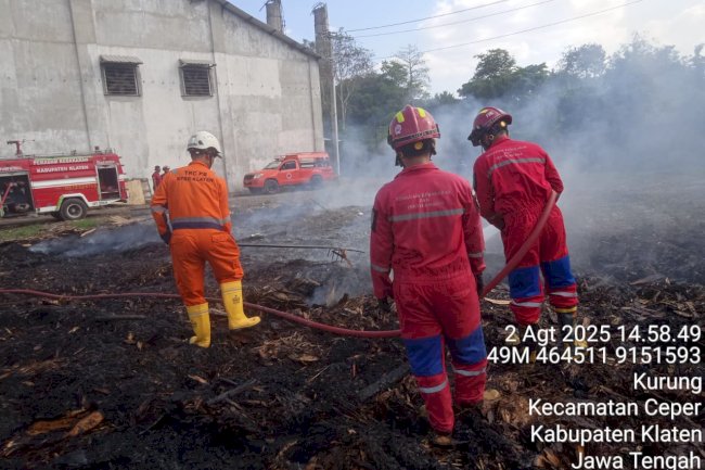 Kebakaran Limbah Kayu Triplek di Desa Ceper, Kecamatan Ceper
