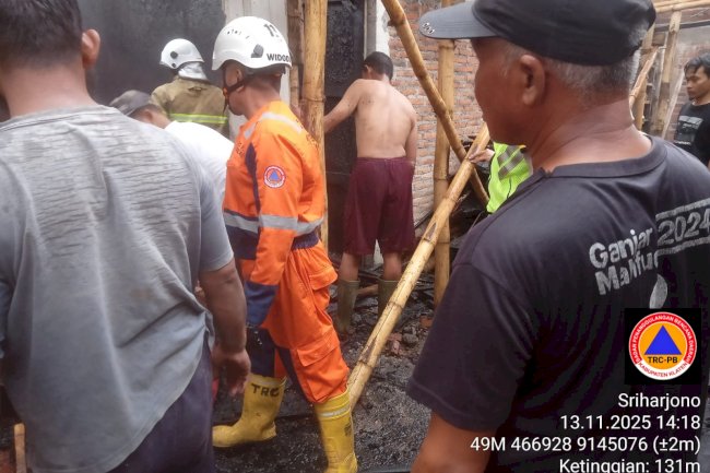 Padamkan Oven Kayu Terbakar, 4 Kubik Jadi Arang di Desa Sajen Kecamatan Trucuk
