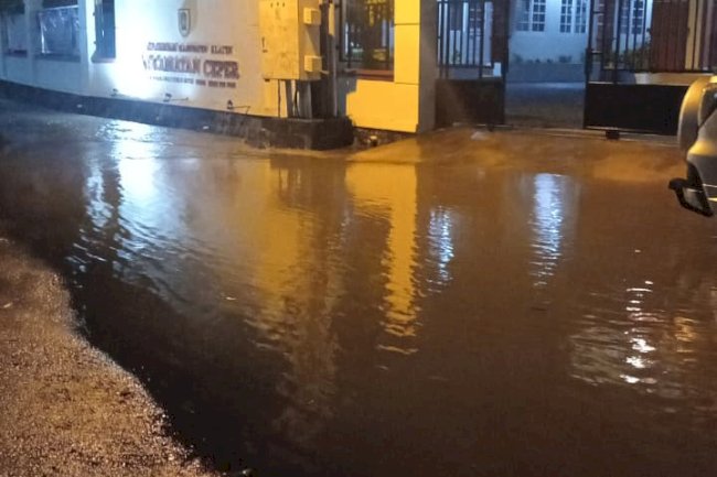 Luapan Air Genangi Akses Jalan Depan SDN 2 Ceper, Kecamatan Ceper