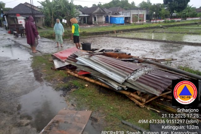 Hujan Deras Disertai Angin Kencang di Karangdowo, Warung Angkringan Roboh