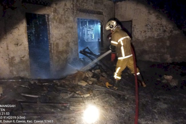 Upaya Pemadaman Kebakaran Gudang Plastik di Desa Cawas, Kecamatan Cawas