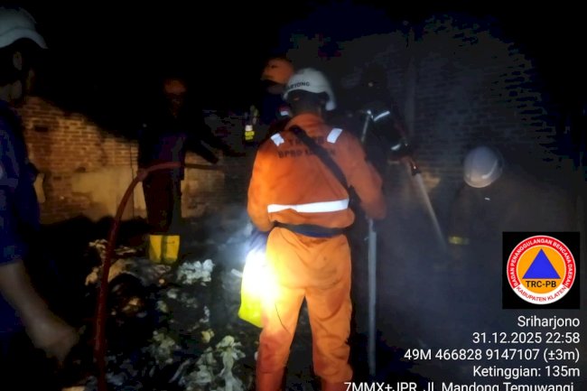 Upaya Pemadaman Kebakaran Gudang Plastik di Desa Mandong, Kecamatan Trucuk