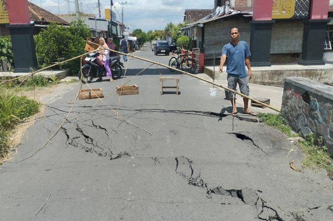 Talud Jembatan di Desa Kadilanggon, Kecamatan Wedi Ambrol, Akses Dialihkan
