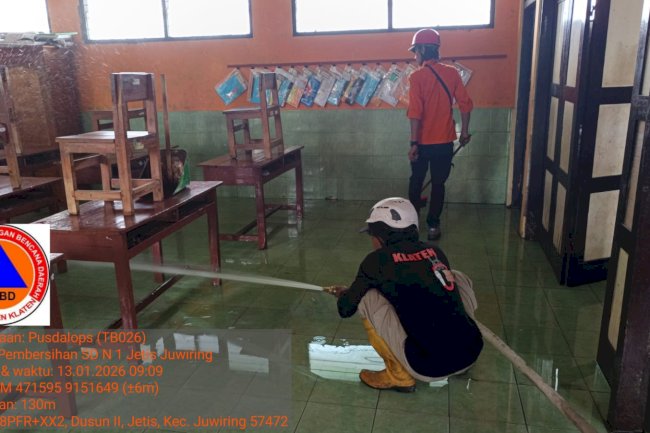 Pembersihan Sekolah Pasca Banjir di Desa Jetis, Kecamatan Juwiring