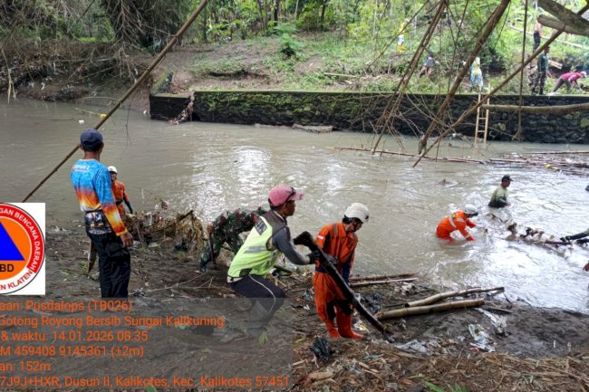 Gotong Royong Pembersihan Daerah Aliran Sungai Kuning di Desa Ngemplak, Kecamatan Kalikotes