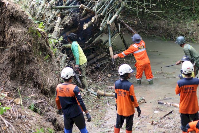 Gotong Royong Pembersihan Aliran Sungai di Kaliture Desa Nengahan, Kecamatan Bayat