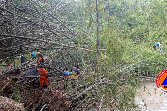 Gotong Royong Pembersihan Rumpun Bambu Menutup Aliran Sungai Gawe di desa Babadan, Kecamatan Karangdowo