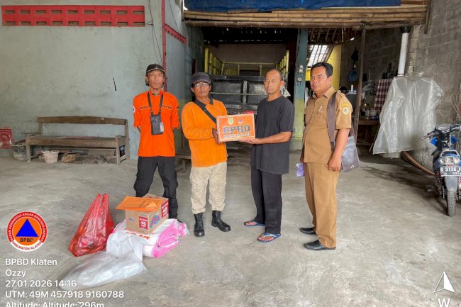 Penyerahan Bantuan Logistik Untuk Rumah Rusak Pasca Longsor di Desa Tulung, Kecamatan Tulung