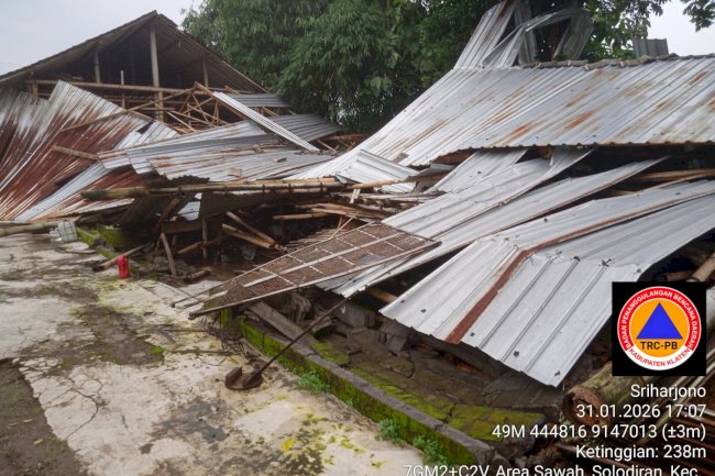 Hujan Deras Disertai Angin Kencang Sebabkan Gudang Tembakau Roboh di Desa Solodiran, Kecamatan Manisrenggo