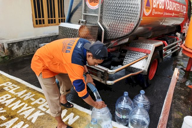 Pipa Pamsimas Rusak, BPBD Klaten Dropping Air Bersih 3 Tangki ke Desa Gumul, Kecamatan Karangnongko
