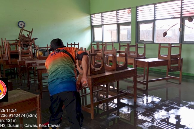 Pembersihan Sekolah Pasca Banjir di Desa Cawas, Kecamatan Cawas