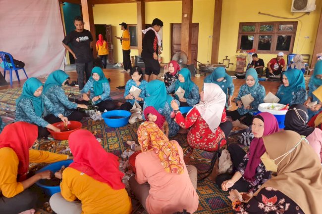 Ketua TP PKK Kabupaten Klaten Tinjau dan Salurkan Bantuan Untuk Korban Banjir di Kecamatan Cawas