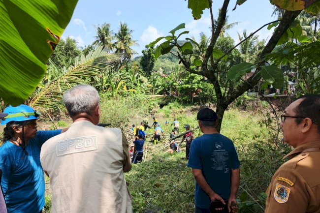 Kalaksa BPBD Monitoring Langsung Kegiatan Gotong Royong Pembersihan Rumpun Bambu Roboh ke Sungai di Desa Paseban, Bayat
